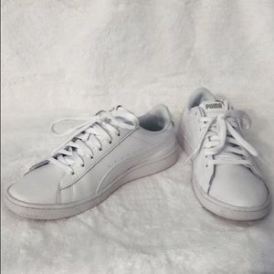 White lace up sneakers